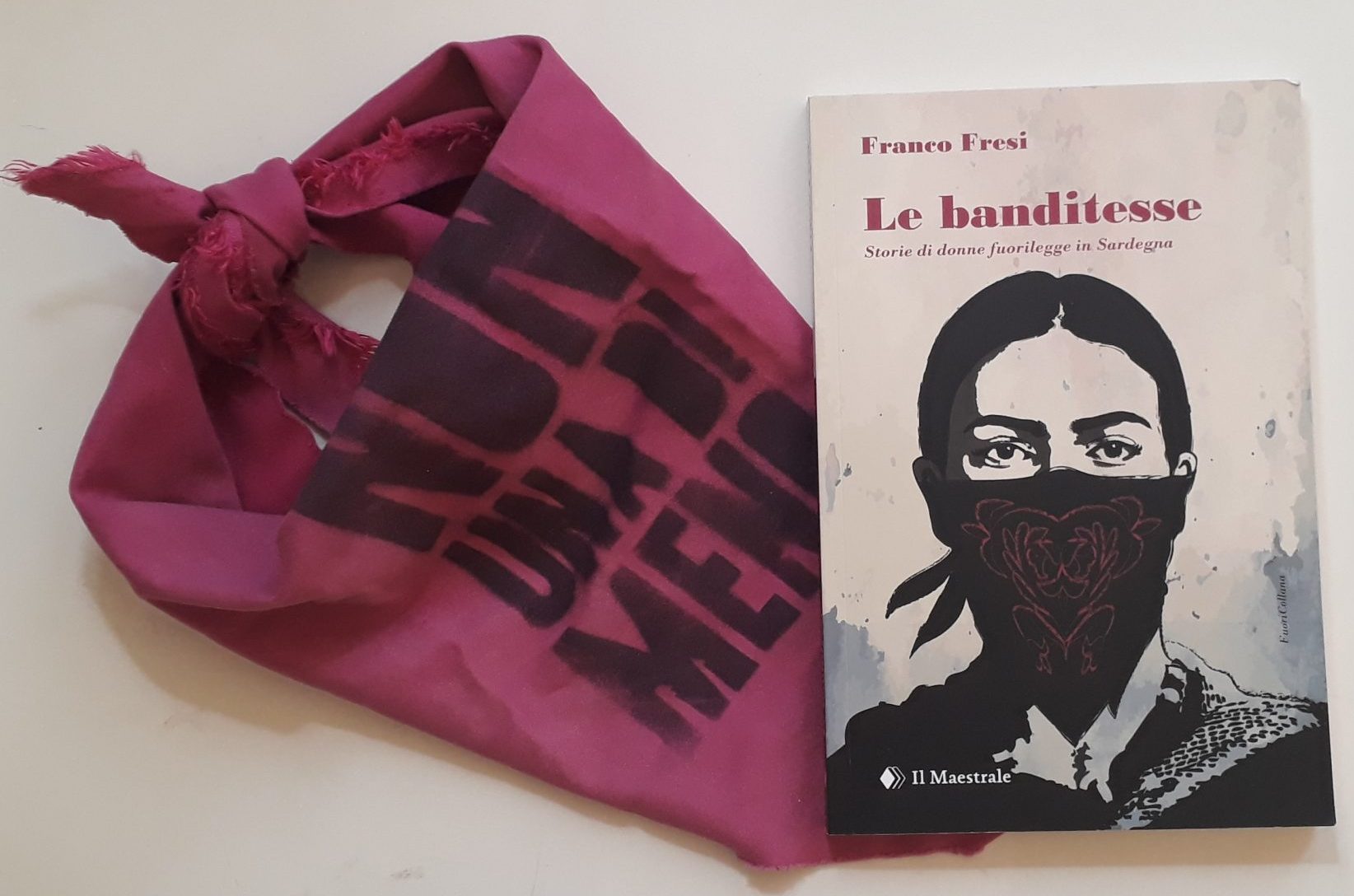 "Le banditesse" con il panuelo, come quello indossato dalle attiviste di Non Una Di Meno